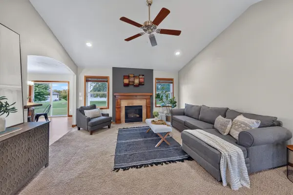 3875 DUCHESS LN, Oshkosh, WI 54904-7325