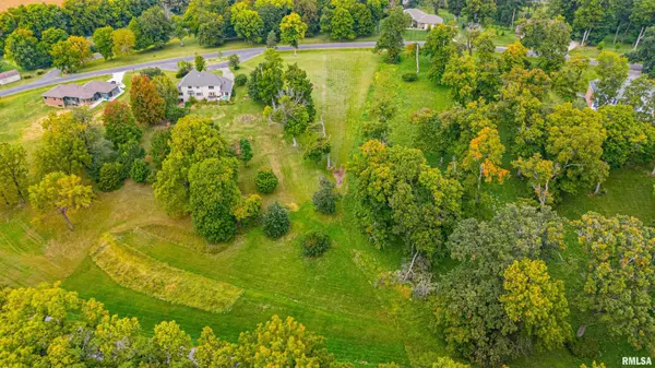 3 Governors DR, Elkhart, IL 62634