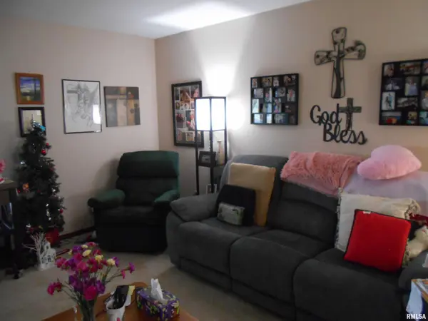 2105 MAPLE AVE, Macomb, IL 61455