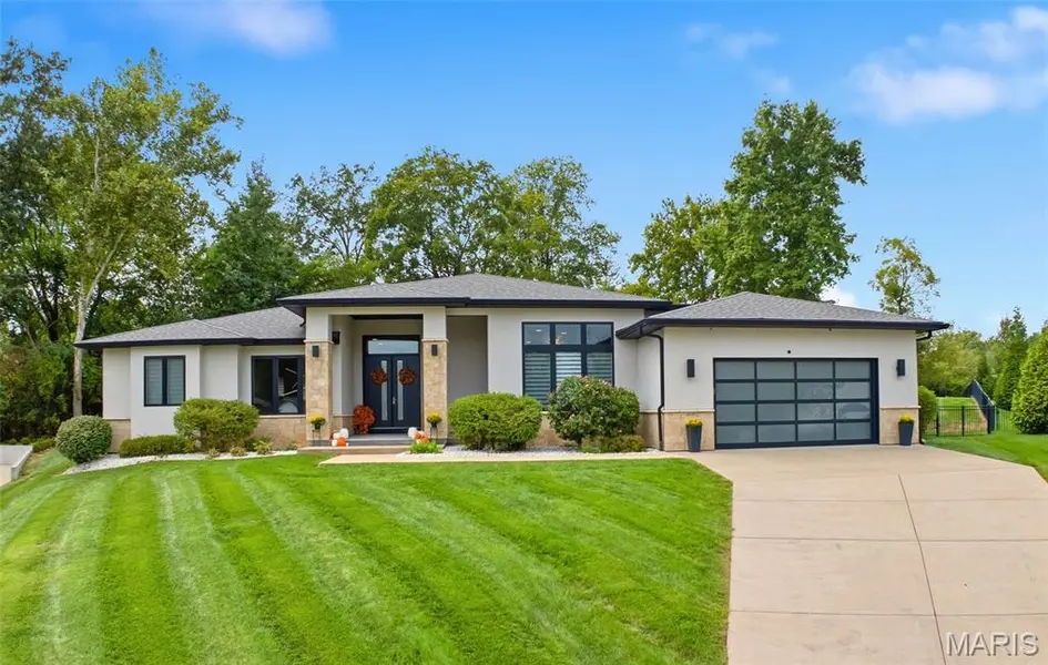 10147 Fieldcrest LN, St Louis, MO 63124