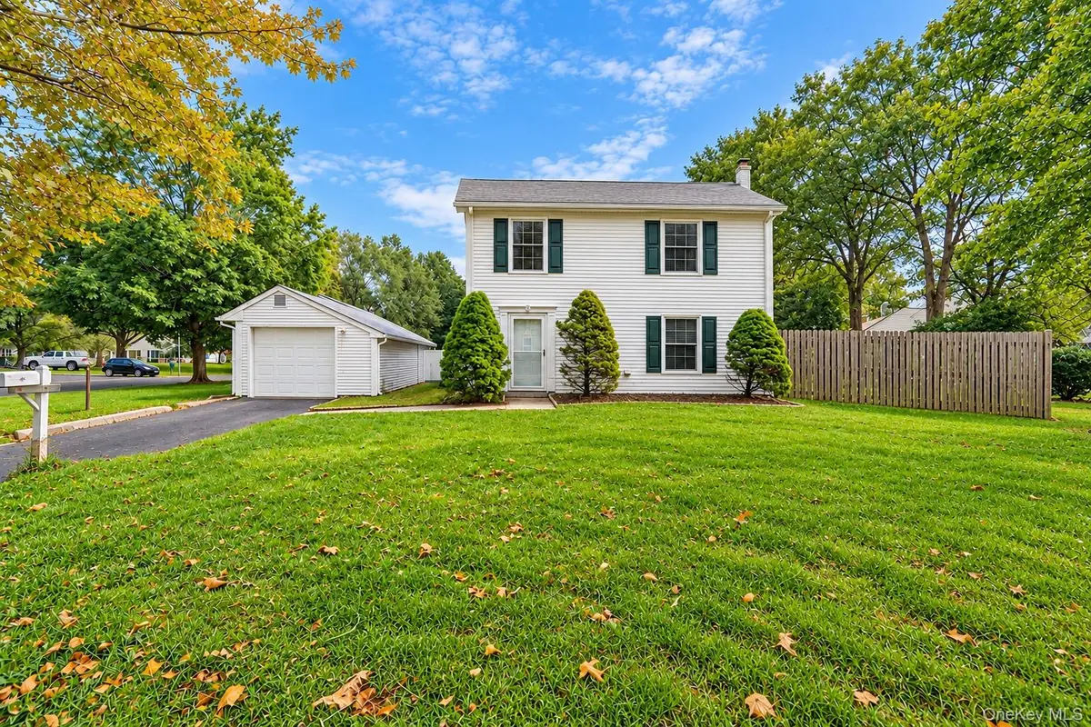 14 Petersburg CT, Coram, NY 11727
