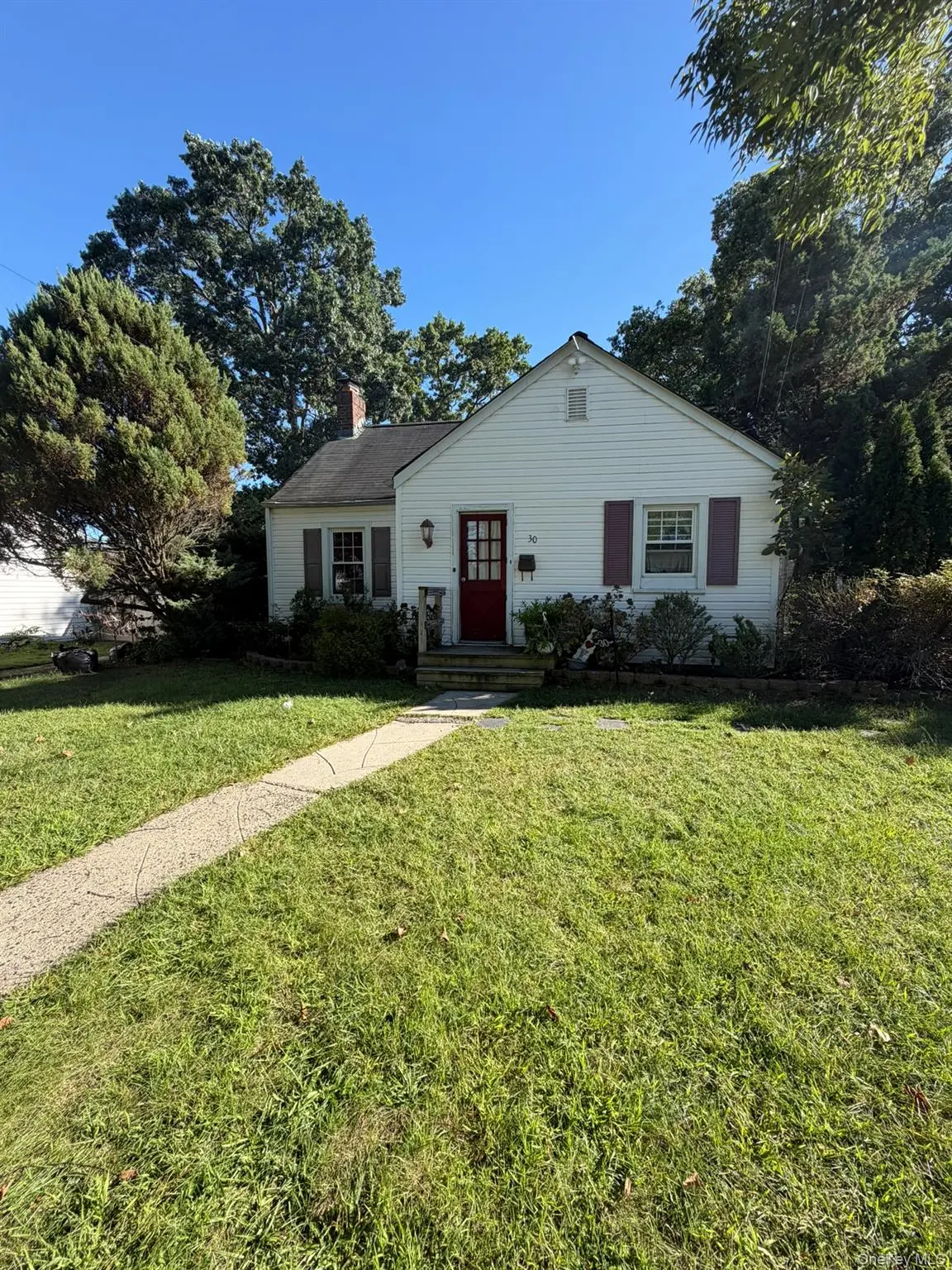 30 Beverly RD, Farmingdale, NY 11735