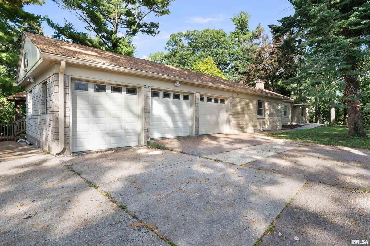 660 18TH AVE, East Moline, IL 61244