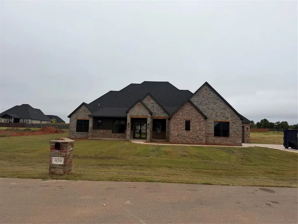 929 Dorsi CIR, Newcastle, OK 73065