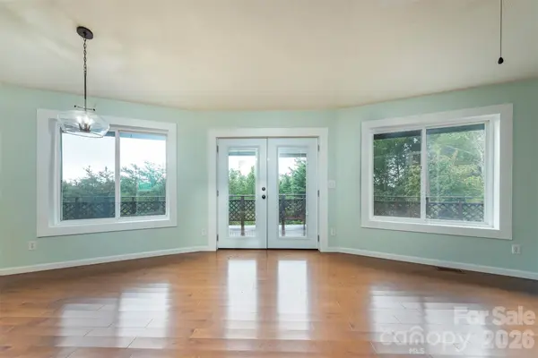 281 Bearwallow TRL, Leicester, NC 28748