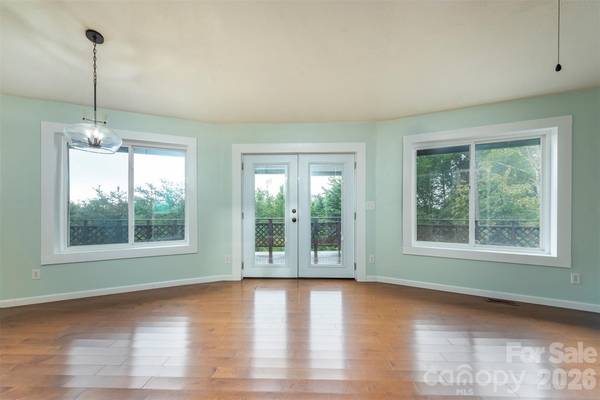 281 Bearwallow TRL, Leicester, NC 28748