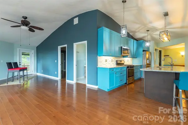 281 Bearwallow TRL, Leicester, NC 28748