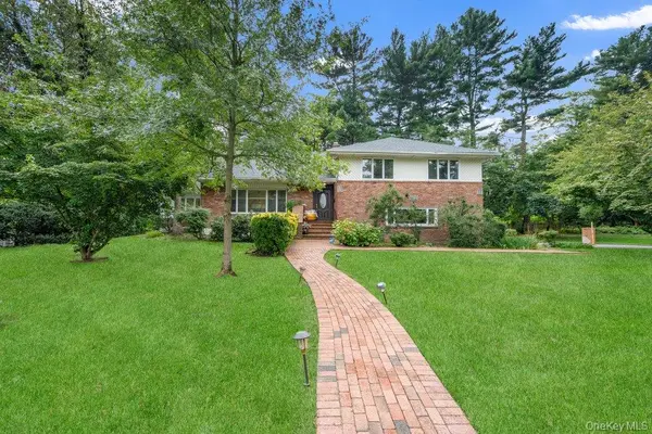 40 Pool DR, Roslyn, NY 11576