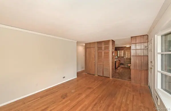 5 Pebble LN, South Huntington, NY 11746