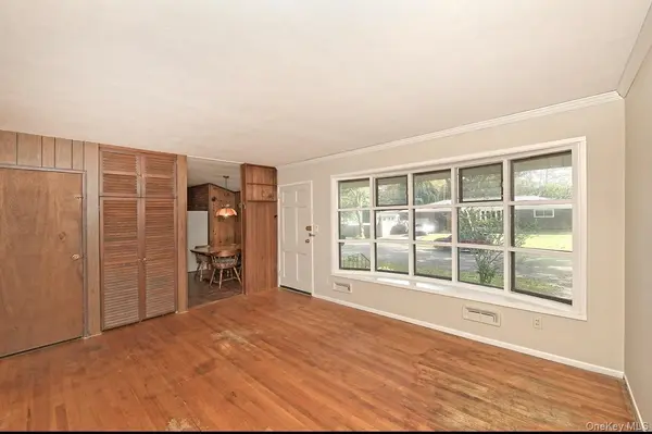 5 Pebble LN, South Huntington, NY 11746