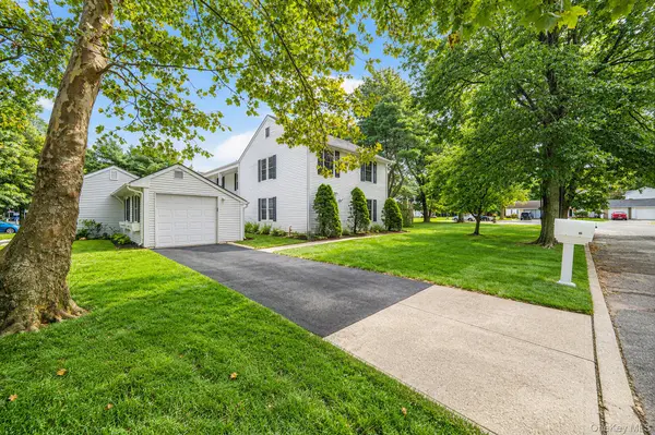 14 Petersburg CT, Coram, NY 11727