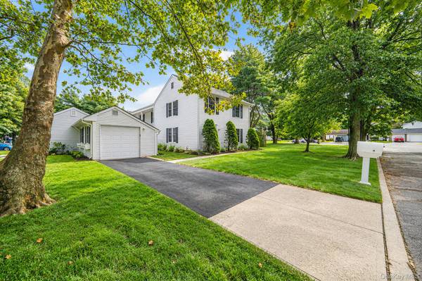 14 Petersburg CT, Coram, NY 11727