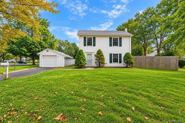 14 Petersburg CT, Coram, NY 11727