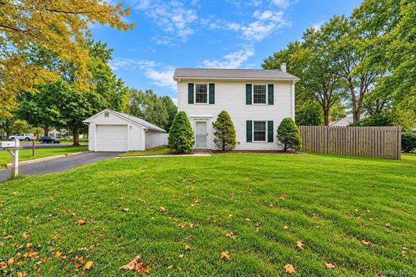 14 Petersburg CT, Coram, NY 11727