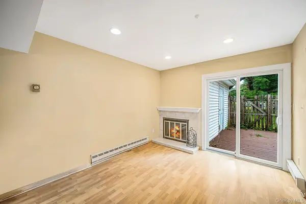 14 Petersburg CT, Coram, NY 11727