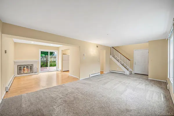 14 Petersburg CT, Coram, NY 11727