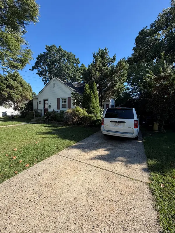 30 Beverly RD, Farmingdale, NY 11735