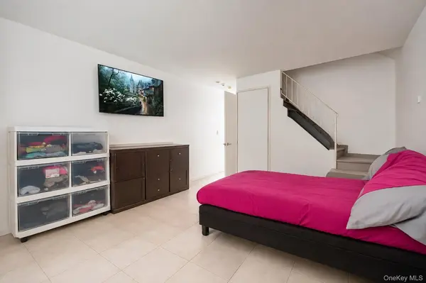 17 Betty CT, Staten Island, NY 10303