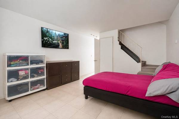 17 Betty CT, Staten Island, NY 10303