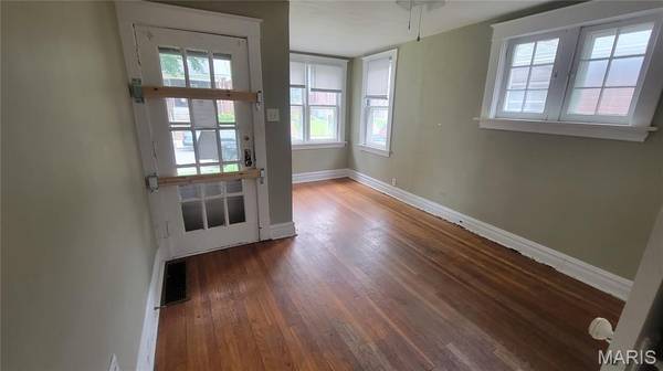 4660 Ray AVE, St Louis, MO 63116