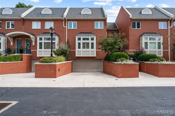 8 West Pine CT, St Louis, MO 63108