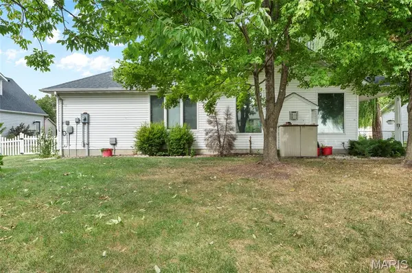 150 Falcon DR, Highland, IL 62249