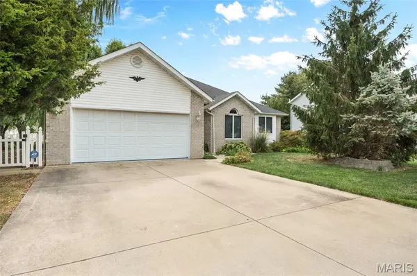 150 Falcon DR, Highland, IL 62249