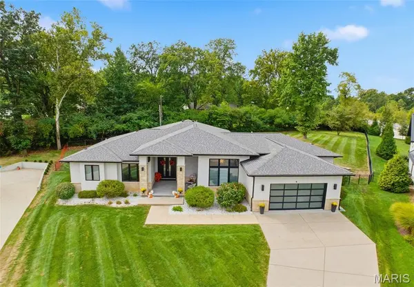 10147 Fieldcrest LN, St Louis, MO 63124
