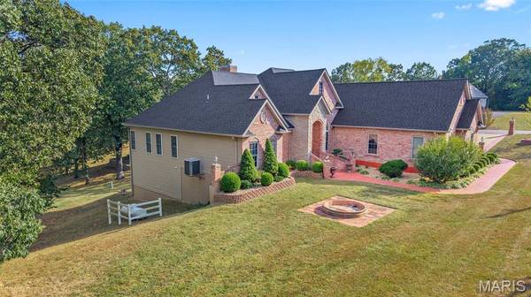 599 Huntington Trails DR, Festus, MO 63028