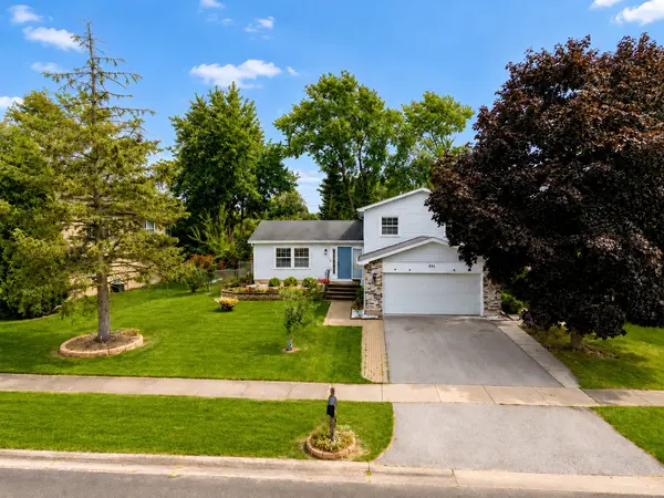 450 Heather LN, Carol Stream, IL 60188