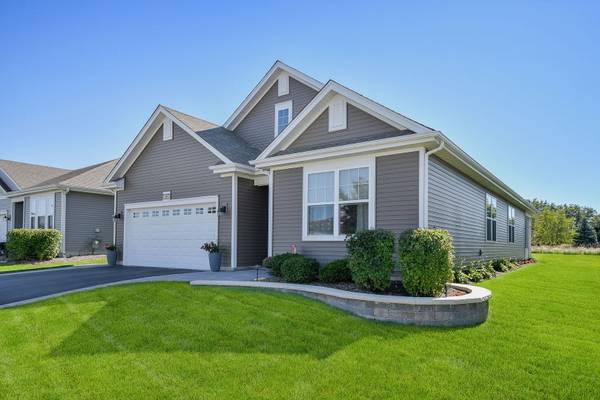999 Crestview LN, Pingree Grove, IL 60140