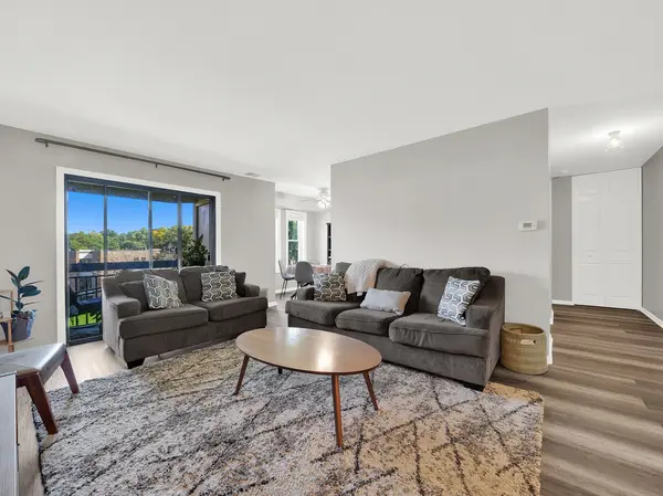 2212 Country Club DR #22C, Woodridge, IL 60517
