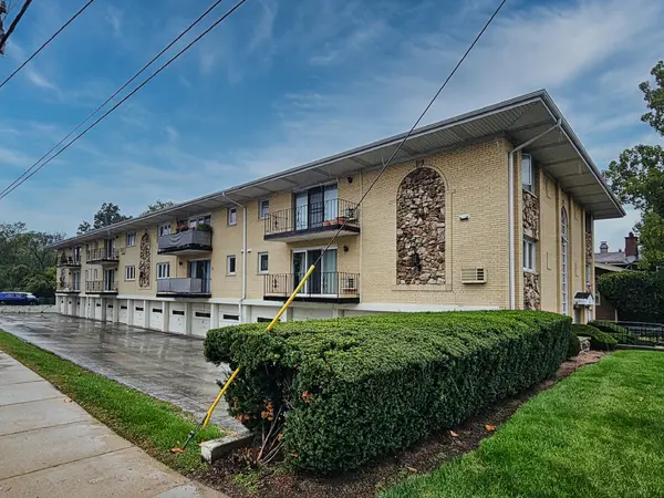 2 N Dee RD #203, Park Ridge, IL 60068