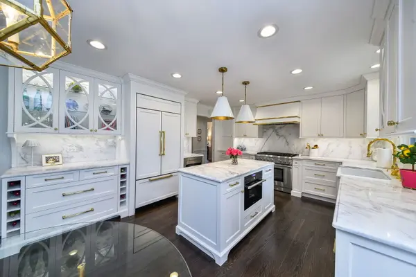 1010 Thunderbird LN, Naperville, IL 60563