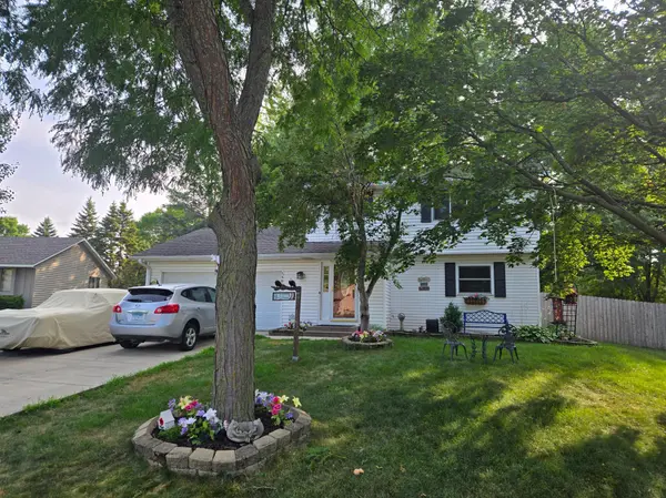 7484 Jeffery LN S, Cottage Grove, MN 55016
