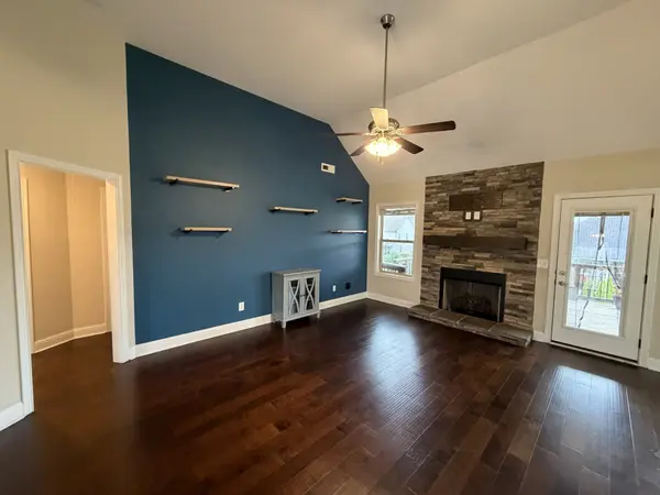 1004 Shirley Dr, Clarksville, TN 37042