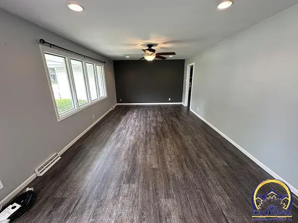 2736 SW Osborn RD, Topeka, KS 66614