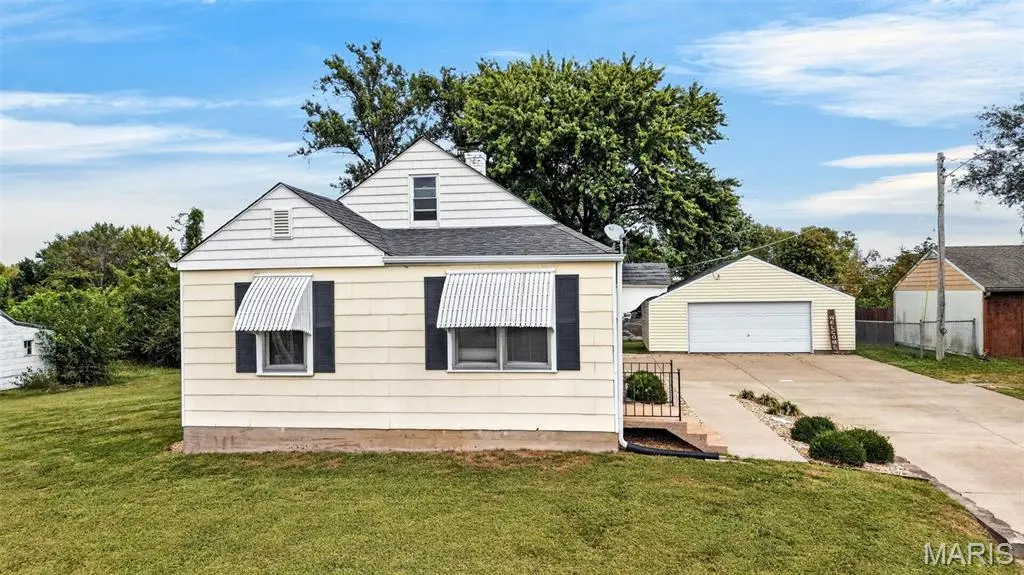 1618 Muegge RD, St Charles, MO 63303