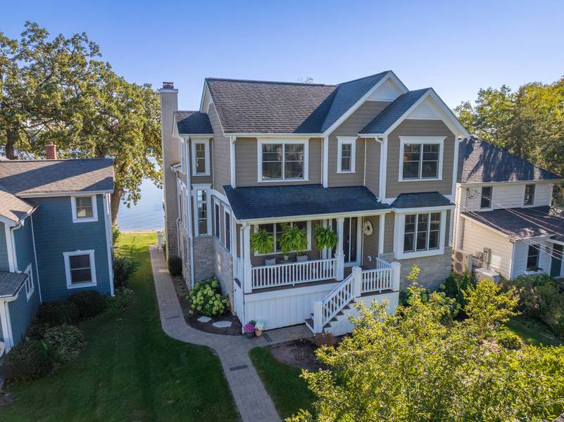 937 N Shore DR, Crystal Lake, IL 60014