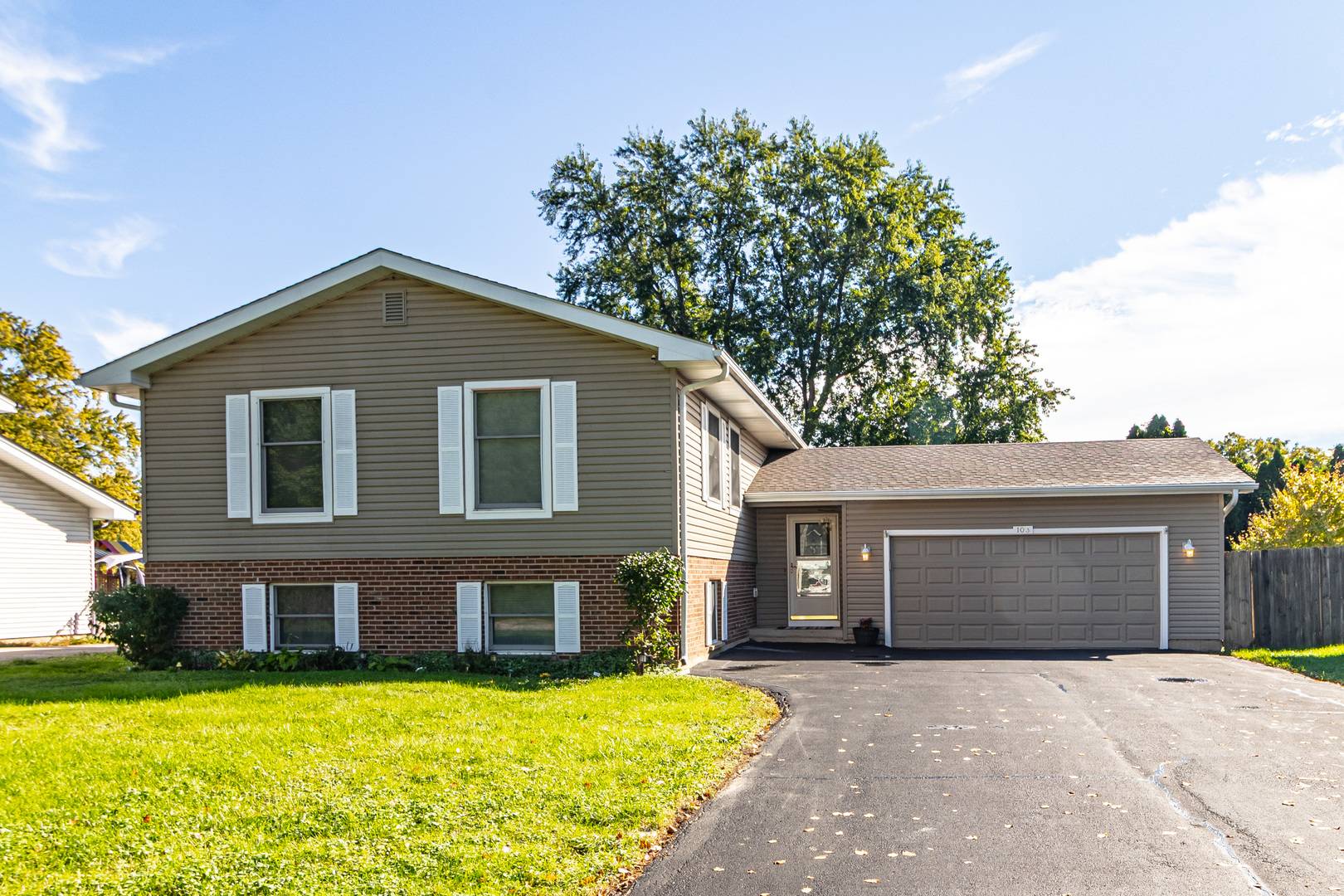 103 Hickory DR, Lindenhurst, IL 60046