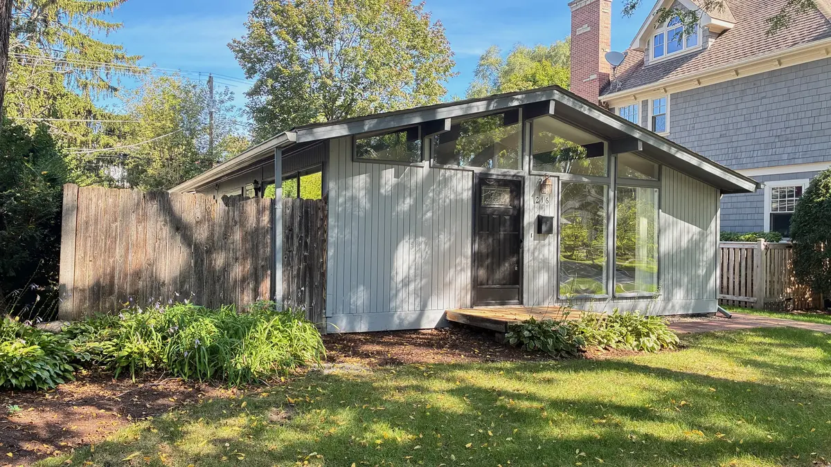 216 Broadway ST, Libertyville, IL 60048