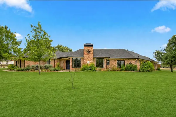 138 Green Oaks Drive, Bartonville, TX 76226