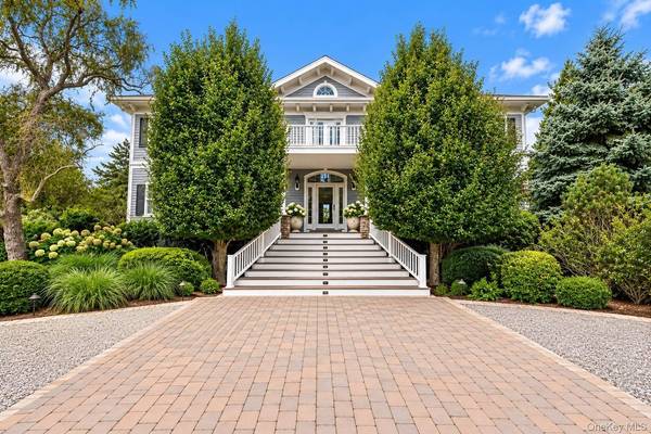 23 Meadow LN, Westhampton Beach, NY 11978