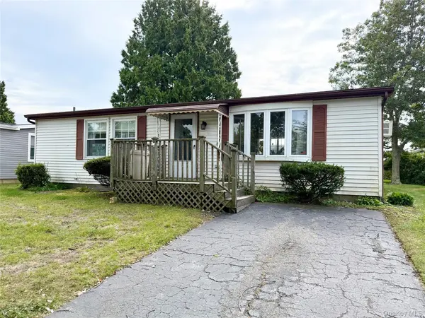 5 Holly DR, Manorville, NY 11949