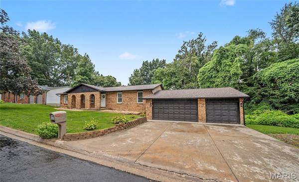 9 Beatrice CT, East Alton, IL 62024