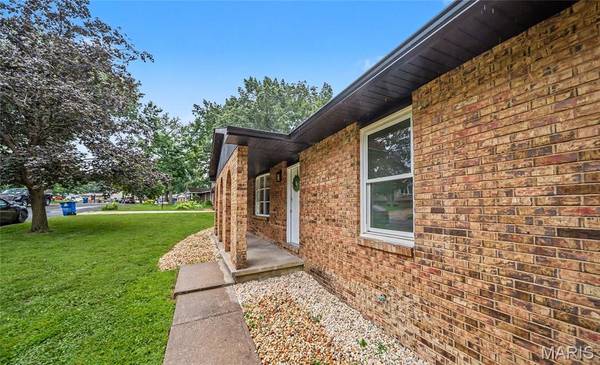 9 Beatrice CT, East Alton, IL 62024