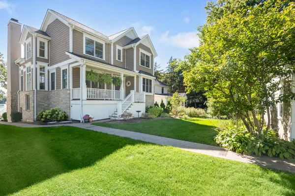 937 N Shore DR, Crystal Lake, IL 60014