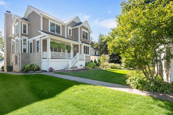 937 N Shore DR, Crystal Lake, IL 60014