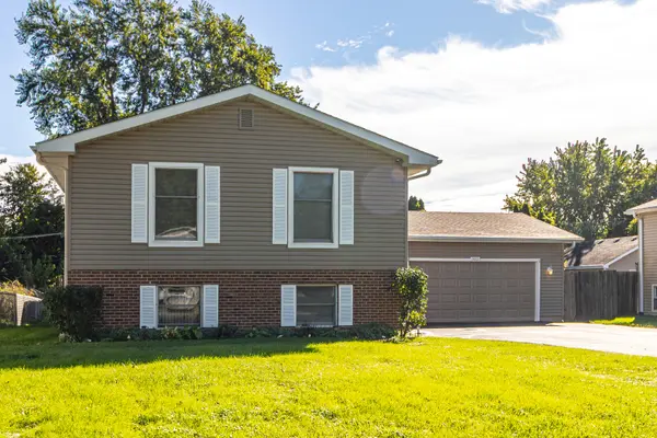 103 Hickory DR, Lindenhurst, IL 60046