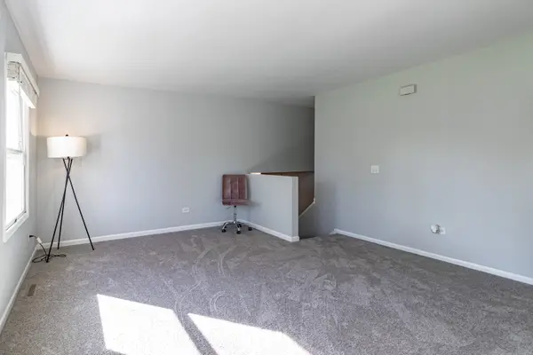 103 Hickory DR, Lindenhurst, IL 60046